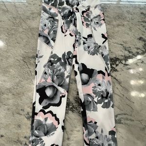 5 for $20 SALE Strut this Capri leggings, one-size-fits-all, new without tags